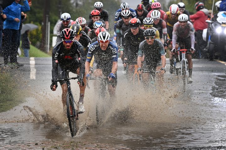 L'échappée de Paris-Roubaix 2021 à l'entrée d'un secteur pavé, le 3 octobre&nbsp; (DAVID STOCKMAN / BELGA MAG via AFP)