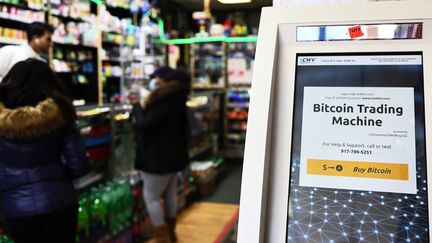 Un distributeur permettant de convertir des bitcoin, le 8 février 2021, à New York (Etats-Unis). (MICHAEL M. SANTIAGO / GETTY IMAGES NORTH AMERICA / AFP)