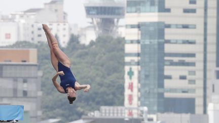 Ellie Smart, championne de plongeon de falaises, à Gwangju (Corée du sud). (JEON HEON-KYUN / EPA)