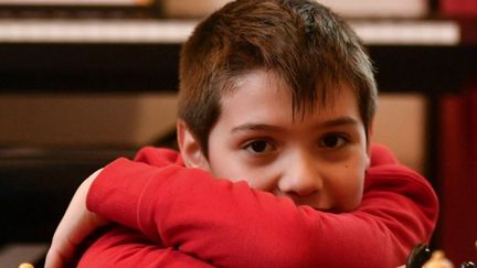 Le journaliste Samuel Ollivier, présent sur le plateau du 8 Heures, mardi 24 janvier, s'intéresse à Marc Llari. À 9 ans, ce joueur d'échecs est déjà champion du monde dans sa catégorie. (FRANCE 2)