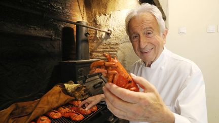 Le regard malicieux de Michel Guérard confirme le plaisir qu'il prenait à cuisiner et le plaisir qu'il cherchait à offrir dans ses assiettes. (BATS PASCAL / MAXPPP)