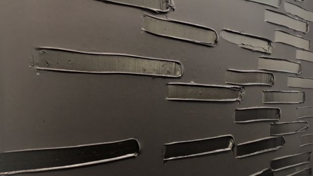 Une toile de Pierre Soulages, lors de l'exposition que le Centre Pompidou à Paris lui a consacrée en 2018 (FRANCEINFO / RADIO FRANCE)