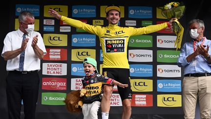 Primoz Roglic, vainqueur de la 74e édition du Critérium du Dauphiné, le 12 juin 2022. (MARCO BERTORELLO / AFP)