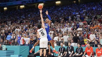 Le tir de Matthew Strazel pour sauver l'équipe de France de basket contre le Japon lors des Jeux Olympiques de Paris, le 30 juillet 2024 (MICHAEL CONROY / AP)