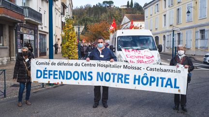 Des manifestants à Moissac (Tarn-et-Garonne), le 15 novembre 2021. (PATRICIA HUCHOT-BOISSIER / HANS LUCAS / AFP)