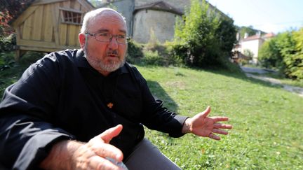 Le père Pierre Vignon, prêtre au diocèse de Valence,&nbsp;le 21 août 2018 à&nbsp;Saint-Martin-en-Vercors (Auvergne-Rhône-Alpes). (HEBRARD FABRICE / MAXPPP)