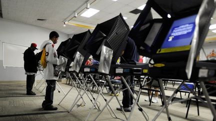 Des &eacute;lecteurs dans un bureau de vote de Las Vegas (Nevada), le 6 novembre 2012.&nbsp; (DAVID BBECKER / GETTY IMAGES NORTH AMERICA / AFP)