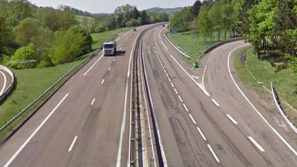 C'est sur l'A38, &agrave; hauteur de Pouilly-en-Auxois (C&ocirc;te-d'Or), qu'une adolescente de 13 ans a &eacute;t&eacute; intercept&eacute;e seule, au volant de la voiture de ses parents. (GOOGLEMAPS)