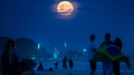 La super Lune depuis Rio de Janeiro (Br&eacute;sil), le 10 ao&ucirc;t 2014.&nbsp; (YASUYOSHI CHIBA / AFP)