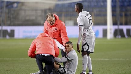 L'attaquant parisien Kylian Mbappé s'est blessé face à Montpellier, le 1er février 2023, à la Mosson. (JEAN CATUFFE / AFP)