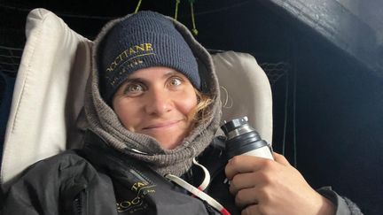 Clarisse Crémer, skippeuse de L’Occitane en Provence, essaie de se réchauffer à bord de son Imoca, le 6 décembre 2024, lors de la traversée des mers du Sud. (CLARISSE CRÉMER / ALEA)