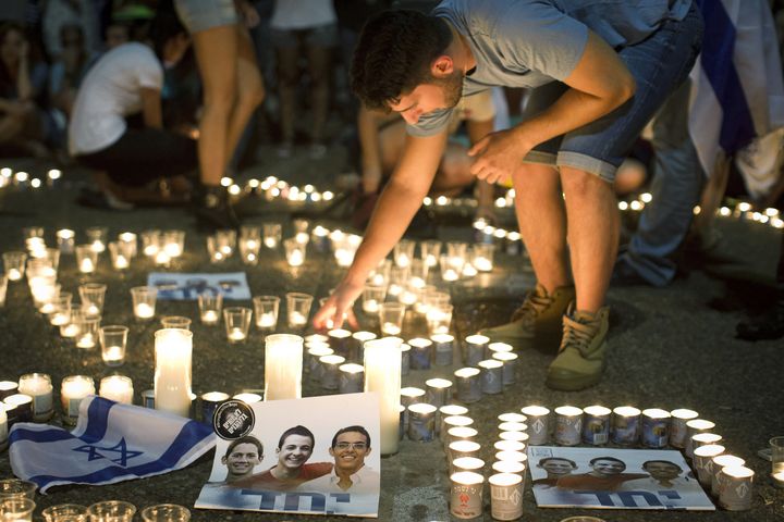 Des habitants de Tel Aviv (Isra&euml;l) se recueillent lundi 30 juin, apr&egrave;s l'annonce de la d&eacute;couverte des corps des trois adolescents.&nbsp; (OREN ZIV / AFP)