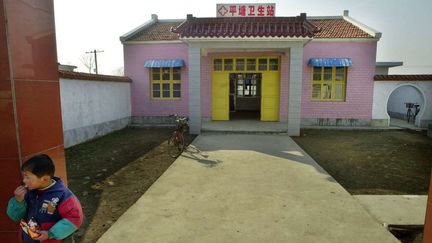 Une clinique dans le village de Pingtang, dans la province d'Anjui, en Chine.  (AP Photo / Eugene Hoshiko)