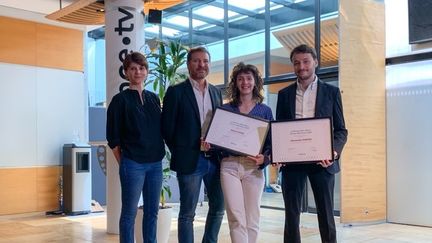 Les lauréats de la bourse d'Arcy 2023, Valeria Ghiri et Alexandre Portes, avec le directeur de l'information de France Télévisions, Alexandre Kara, et la directrice de la rédaction nationale, Muriel Pleynet (FRANCE TELEVISIONS)