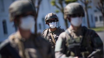 Des soldats français lors de la visite de la ministre des Armées à Vannes dans le département du Morbihan, le 18 mai 2020 (Photo d'illustration). (LOIC VENANCE / AFP)