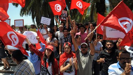 Des opposants au parti au pouvoir Ennahda manifestent devant l'Assembl&eacute;e constituante, &agrave; Tunis (Tunisie), le 1er juillet 2013. (FETHI BELAID / AFP)