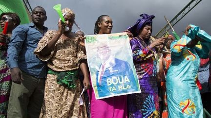 Des Maliennes brandissent le portrait du président Ibrahim Boubacar Keita, qui a remporté un deuxième mandat à l'élection présidentielle, le 2 septembre 2018, (ANNIE RISEMBERG/AFP)