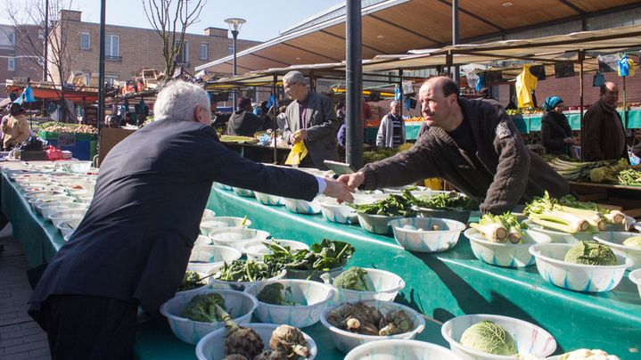 Jean-Paul Jeandon, maire socialiste de Cergy (Val-d'Oise), candidat &agrave; sa propre succession, sur le march&eacute; de Cergy Saint-Christophe, le 12 mars 2014. (VIOLAINE JAUSSENT / FRANCETV INFO)