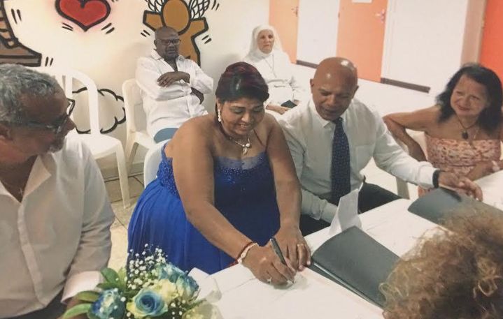 Nadège Lhomond signe les registres d'état civil le jour de son mariage avec Casanova Agamemnon, le 27 novembre 2017, au centre de détention du Port, à La Réunion.&nbsp; (DR)