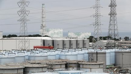 Des réservoirs d'eau radioactive à Fukushima (Japon), le 27 juillet 2018.&nbsp; (KIMIMASA MAYAMA / AFP)