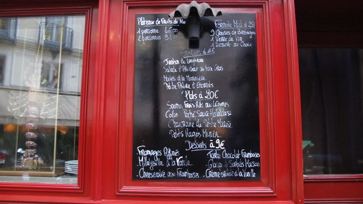 La carte de L'Ecaille de la Fontaine, dans le 2e arrondissement de Paris. (LOUIS SAN / FRANCETV INFO)