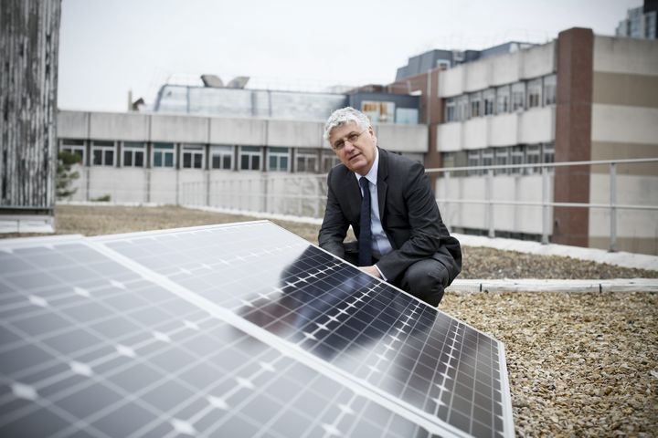 Philippe Martin, alors ministre de l'Ecologie, prend la pose à côté de panneaux photovoltaïques le 24 janvier 2014 à Paris. (MAXPPP)