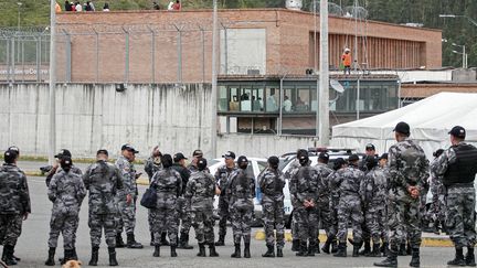 Des policiers montent la garde devant la prison de Turi, à Cuenca, en Equateur, le 8 janvier 2024. (FERNANDO MACHADO / AFP)