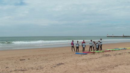 À Capbreton (Landes), les cours de surf ont pu reprendre pour chaque adhérent résidant à moins de trente kilomètres des plages. (CAPTURE ECRAN FRANCE 3)