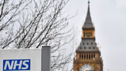 Le logo du NHS, le service de santé britannique, devant l'hôpital Saint-Thomas, à Londres, le 8 mars 2017. (BEN STANSALL / AFP)