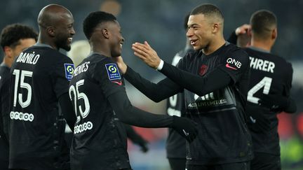 Kylian Mbappé et les joueurs du PSG face à Brest lors de la 21e journée de Ligue 1, samedi 15 janvier 2022. (THOMAS COEX / AFP)