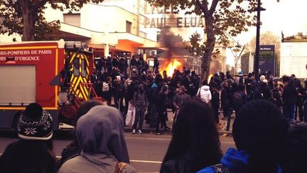 L'entr&eacute;e du lyc&eacute;e Paul-Eluard de Saint-Denis (Seine-Saint-Denis), bloqu&eacute;e par un incendie, le 12 novembre 2013. (LBTISSEEEEM / TWITTER)