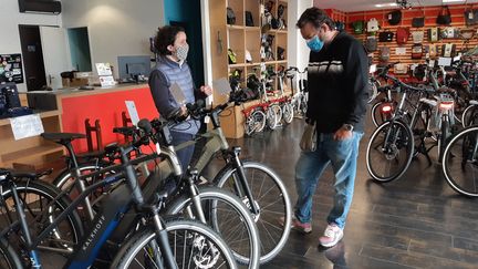 Depuis le déconfinement, les Français sont plus nombreux à se rendre dans les boutiques de vélo, comme ici à La Rochelle, le 14 mai 2020. (JULIEN FLEURY / FRANCE-BLEU LA ROCHELLE)