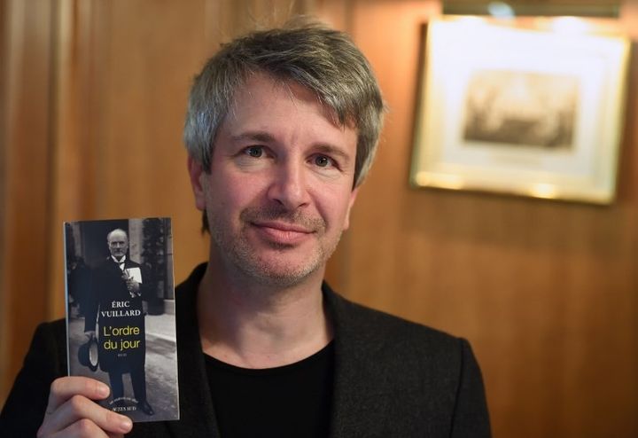 Éric Vuillar et son roman "L'Ordre du jour", Prix Goncourt 2017, entre les mains
 (ERIC FEFERBERG / AFP)