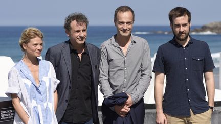 L'équipe du film "La douleur", dont son réalisateur Emmanuel Finkiel (deuxième en partant de la gauche), au festival du film de San Sebastian (Espagne), le 23 septembre 2017. (CLEMENS NIEHAUS / AFP)