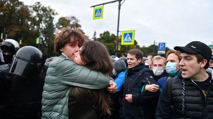 Des manifestants à Saint-Pétersbourg (Moscou), le 21 septembre 2022. (OLGA MALTSEVA / AFP)