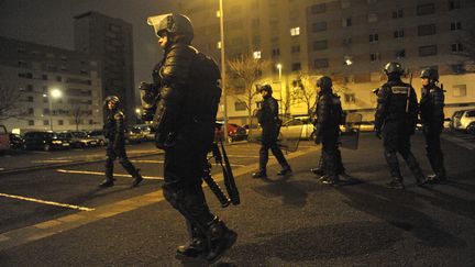 Des membres des forces de l'ordre patrouillent dans le quartier de La Gauthi&egrave;re &agrave; Clermont-Ferrand (Puy-de-D&ocirc;me), le 9 janvier 2012. (THIERRY ZOCCOLAN / AFP)