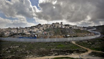 Le camp palestinien de Shuafat, &agrave; J&eacute;rusalem, derri&egrave;re le mur qui s&eacute;pare Isra&euml;l et la Cisjordanie, le 19 janvier 2012. (AHMAD GHARABLI / AFP)