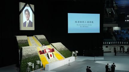 La cérémonie de&nbsp;funérailles nationales de Shinzo Abe se sont tenues&nbsp;près du Nippon Budokan, haut lieu de compétitions d'arts martiaux, de concerts et de cérémonies officielles au coeur de la capitale japonaise, le 27 septembre 2022. (EUGENE HOSHIKO / POOL)