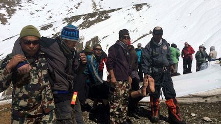 L'arm&eacute;e n&eacute;palaise secoure des trekkeurs, au N&eacute;pal, jeudi 17 octobre 2014.&nbsp; (  MAXPPP)