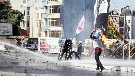 Des manifestants sur la place Taksim &agrave; Istanbul (Turquie), le 11 juin 2013. (GURCAN OZTURK / AFP)