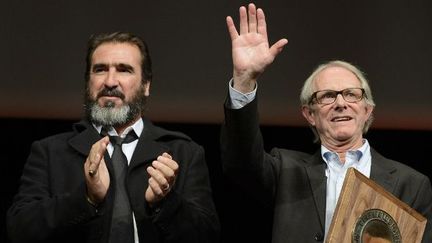 Eric Cantona a remis le prix Lumière au réalisateur anglais Ken Loach
 (Philippe Merle / AFP)