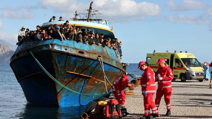 Un bateau de migrants accoste en Crête, île grecque, le 22 novembre 2022. (COSTAS METAXAKIS / AFP)