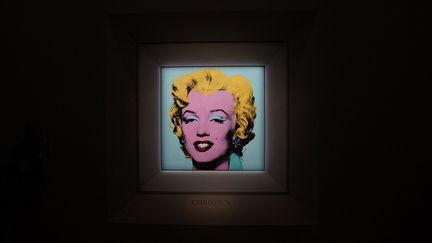 Le "Shot Sage Blue Marilyn" d'Andy Warhol, exposé en avant-première à la presse le 21 mars 2022 chez Christie's à New York (Etats-Unis). (TIMOTHY A. CLARY / AFP)