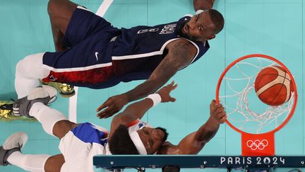 Il a réussi à mettre par terre LeBron James. En finale des JO, Guerschon Yabusele réussit un dunk exceptionnel dont les images feront le tour du monde, malgré la défaite des Français contre les Américains (98-87), le 10 août. (MAXPPP)