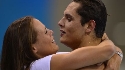 Londres 2012, après la finale du 50m : Laure Manaudou tombe dans les bras de son petit frère Florent, qui vient d'être sacré champion olympique.  (FABRICE COFFRINI / AFP)