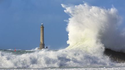 Une tempête frappe le phare au large du cap de La Hague&nbsp;(Manche), le 3 avril 2019. (JEROME HOUYVET / ONLY FRANCE / AFP)