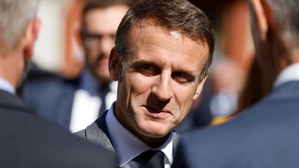 Le président, Emmanuel Macron, lors d'un déplacement à Semur-en-Auxois, en Côte-d'Or, le 15 septembre 2023. (LUDOVIC MARIN / AFP)