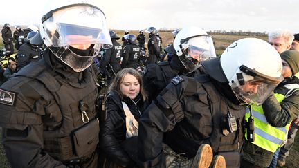 Après la séquence Covid-19, la parole militante de Greta Thunberg ne bénéficie plus de la curiosité médiatique des débuts. L'activiste de 20 ans met désormais sa notoriété au service de combats locaux, comme ici en Allemagne, où elle rejoint les opposants à l'extension d'une mine à ciel ouvert, à Erkelenz, le 17 janvier 2023. (ROBERTO PFEIL / DPA / AFP)