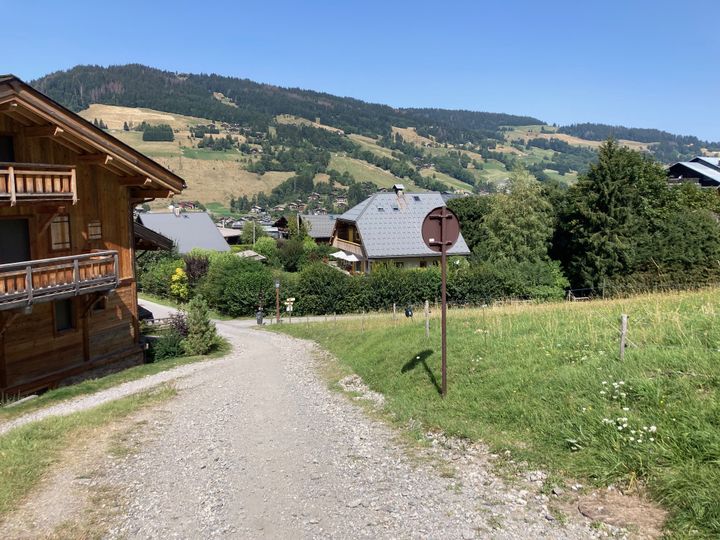 A Megève, on randonne sur le "Chemin du Calvaire". Une balade culturelle où l'on découvre des chapelles, et qui offre une vue panoramique sur la haute vallée de l’Arly et les contreforts du Mont-Blanc. (INGRID POHU / RADIOFRANCE)