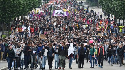 Des manifestants dans les rues de Nantes (Loire-Atlantique), mardi 17 mai 2016.&nbsp; (JEAN-SEBASTIEN EVRARD / AFP)